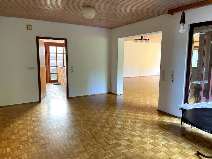 Großzügiges Einfamilienhaus mit Traumgrundstück und Taunusblick – Esszimmer/Empfangszimmer