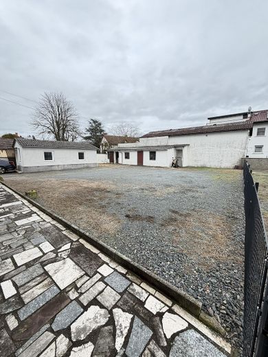 1–2 Familienhaus mit ca.300 m² Wfl.auf großzügigem 1.050-m²-Grundstück–ideal für Wohnen und Arbeiten – Freifläche 