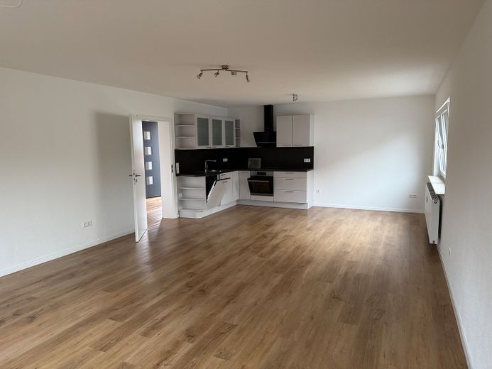 Nowoczesne mieszkanie 3,5-pokojowe w sercu Ellhofen – Wohn und Esszimmer