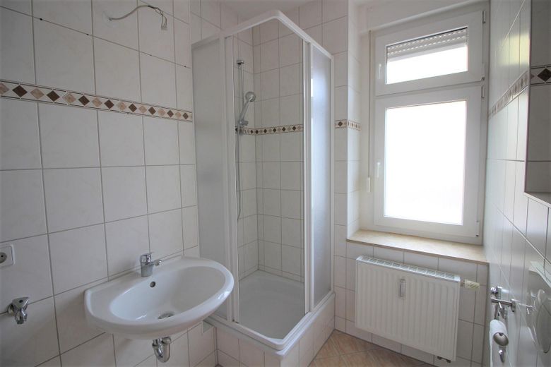 Schöne, helle, 1-Raum-Wohnung mit EBK nähe Uniklinik – Bad