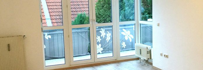 Heller Wohnraum zum Balkon