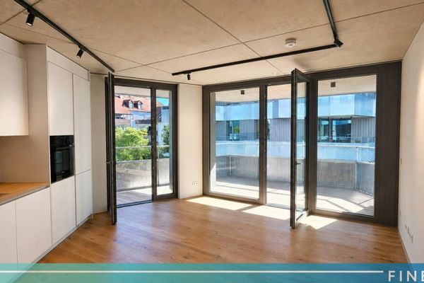 Designvolle woning met groot balkon en op maat gemaakte inbouwkeuken