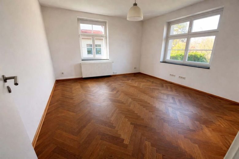 RUHIGE 5-RAUM WOHNUNG IN ZWEIFAMILIENHAUS MIT GARTENANTEIL – Raumansicht Hochparterre