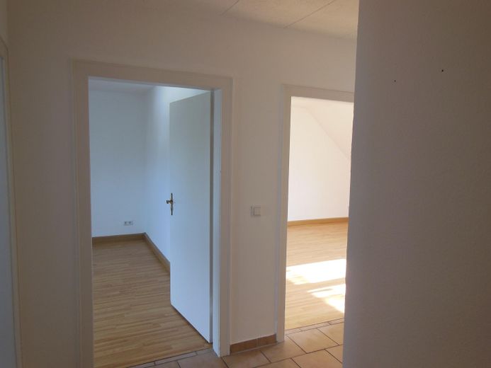 2. Etage Dachgeschoß, Hell und Ruhig – Blick v. Flur ins Wohn u. Schl