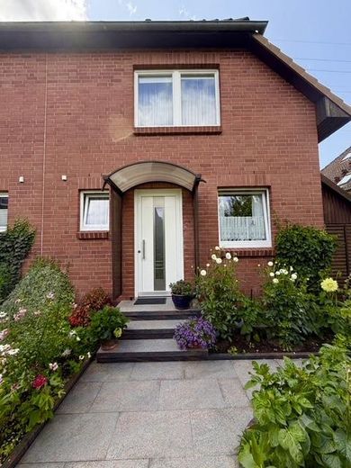 Bifamiliare ben curata con giardino privato e terrazza in ambita zona residenziale per famiglie a Sasel – Eingang
