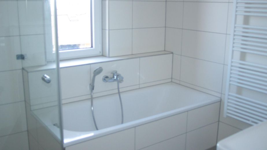 Seniorengerechte 3 Zimmer Wohnung im Herzen von Endingen zum Erstbezug! – Badewanne
