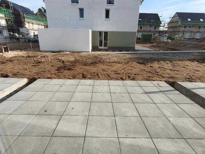 Reihenmittelhaus mit Garten, Garage und zusätzlichem Stellplatz – Terrasse / Garten