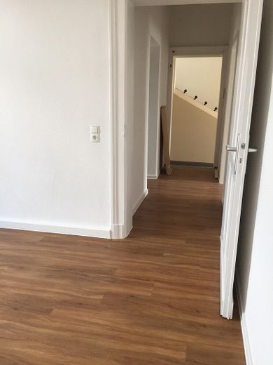 Vivere in un edificio tutelato: appartamento per insegnante di 2 locali nella AHL SCHULL – Flur