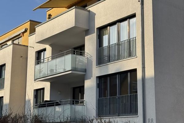 Luminoso e spazioso appartamento di 3,5 locali con due ampie terrazze e piccoli prati