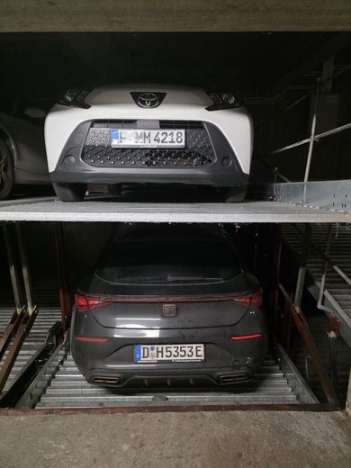 2 miejsca postojowe w garażu podziemnym i 3 podwójne miejsca postojowe w garażu podziemnym do wynajęcia krótko- lub długoterminowo – Beispiel belegter Duplexplatz