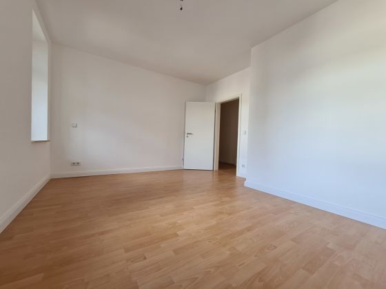 Moderne Wohnung mit Einbauküche, 3-Zimmer, offener Grundriss und Balkon in Chemnitz – Großes Schlaf-/Kinderzimmer