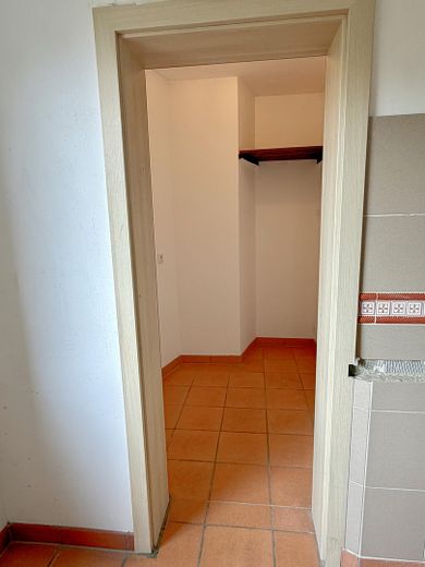 Wolne od zaraz i bez prowizji: przestronne 2-pokojowe mieszkanie z loggią od południowego zachodu i miejscem postojowym – Abstellraum in Küche