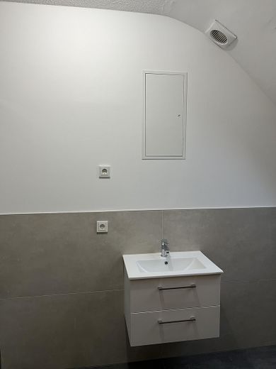 Dachgeschosswohnung mit Balkon und neu saniertem Badezimmer – Waschbecken im Bad