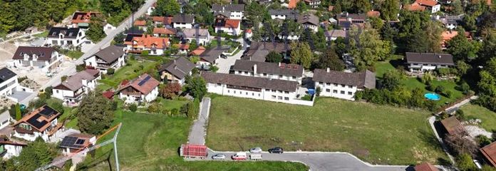 VENTE : Grand terrain à bâtir offrant de nombreuses possibilités de construction