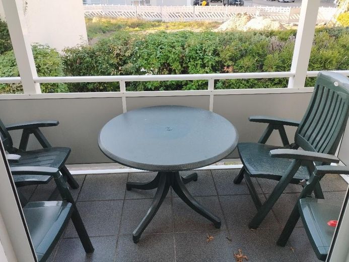 बालकनी और दो तहखानों वाला 3,5 कमरों का स्वामित्व वाला अपार्टमेंट – Balkon