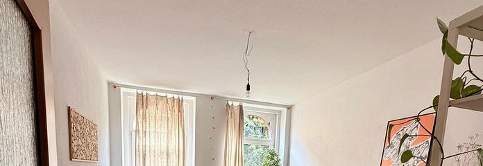 Attraktive 2-Raum-Wohnung im EG in Hirschberg/Saale – Wohnzimmer
