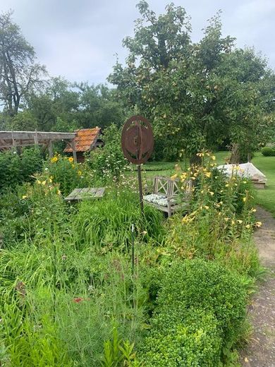 Garten mit Lehmbackofen