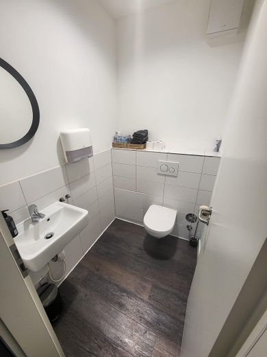 Investment property: Listed apartment building with potential – Gäste-WC Gewerbeeinheit EG