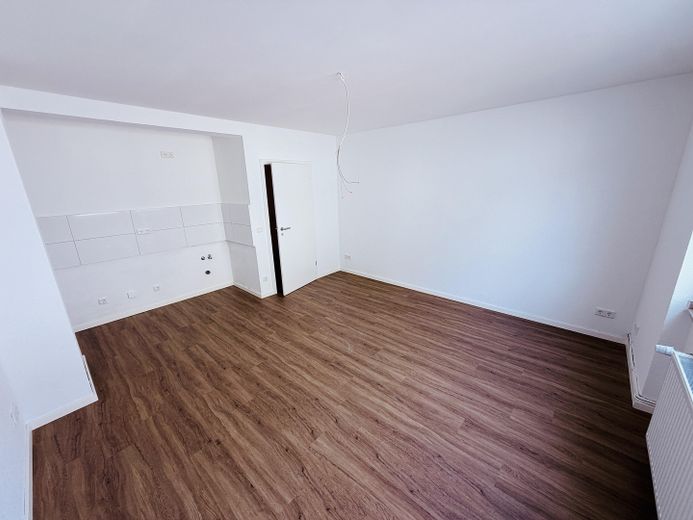 Erstbezug nach Kernsanierung: Modernes 1‑Zimmer‑Apartment mit Duschbad & Keller in Düsseldorf‑Rath – Wohn/Ess-Schlafzimmer