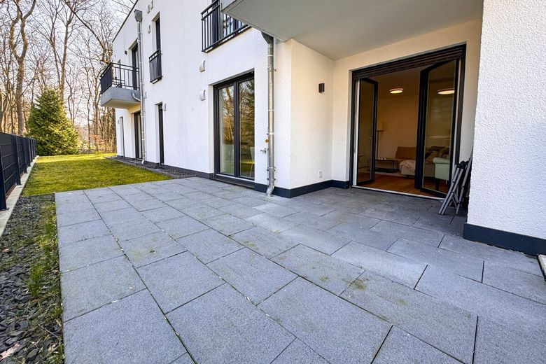 Wohnen wie im Haus: Ebenerdig 3 Zimmer mit Garten u. Tiefgarage am Bürgerpark im Neubau von 2023 – Terrasse