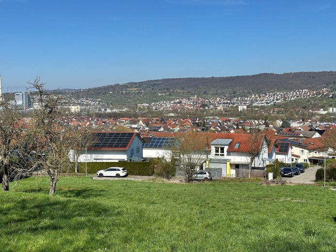 Casa bifamiliare senza provvigioni in posizione eccellente - periferia del paese, giardino, abitazione e eventualmente affitto – Objektansicht vom Feldrand