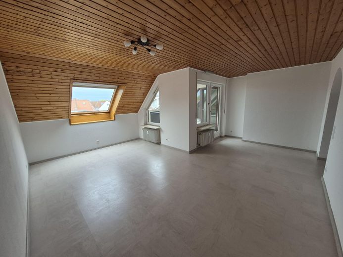 Esclusivo appartamento mansardato centrale di 3,5 locali con finiture interne di pregio, loggia e cucina componibile – Wohnzimmer