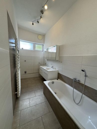 Bad mit Badewanne