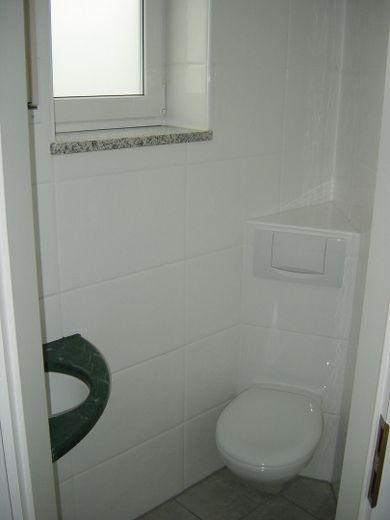 Reiheneckhaus in Lohhof mit Garten – EG Gäste-WC
