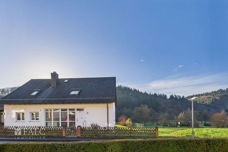 Großzügiges Einfamilienhaus mit Einliegerwohnung und Pool in ruhiger Lage – Aussicht Terrasse EG