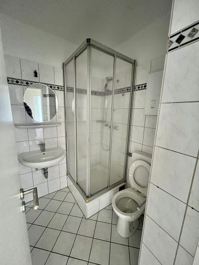 Helle 3-Zimmer-Wohnung mit Terrasse und Balkon auf 70 m²“ – Badezimmer