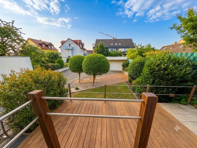Familientraum mit Garten – großzügige Maisonettewohnung über 2 Ebenen mit Terrasse und 2 Bädern – Ausblick von der Terrasse