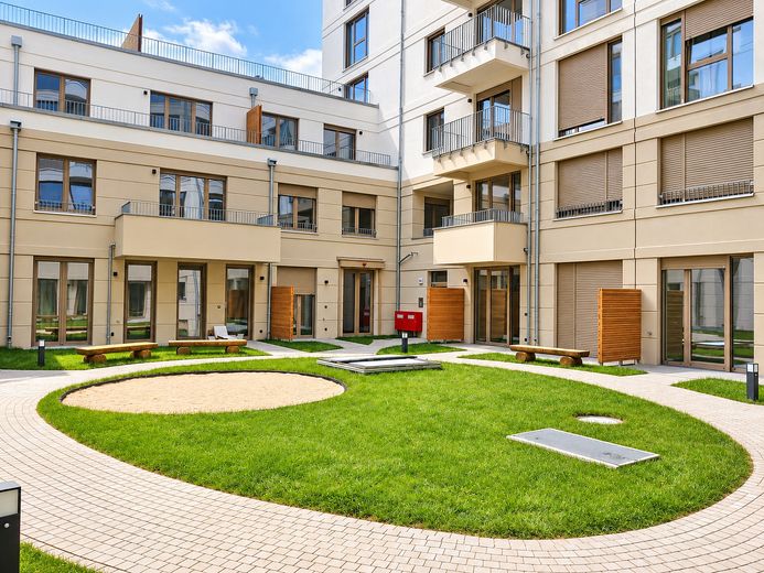 Erstbezug in Prenzlauer Berg: Neuer Einbauküche, Fußbodenheizung, und Separater Schlafbereich – Innerhof