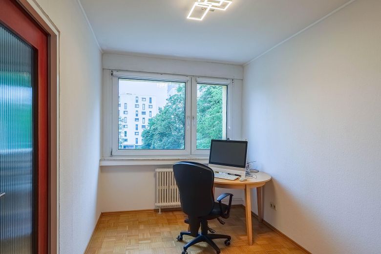 Commission-free & immediately available! 3-room apartment with loggia near Ostpark! – Wohnzimmer