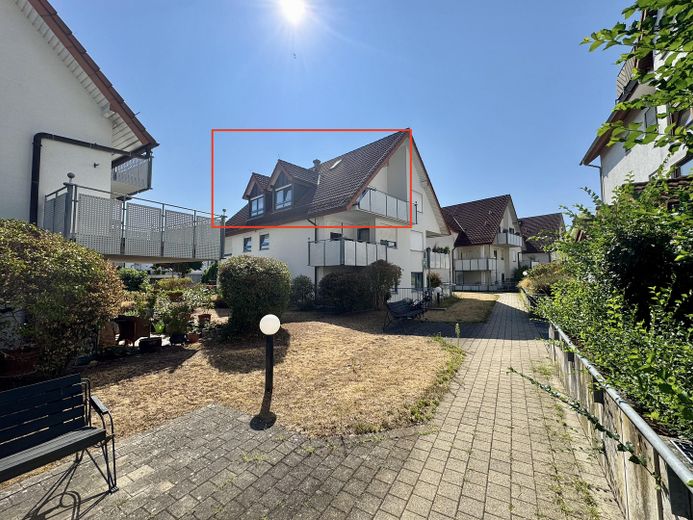 Provisionsfrei: 2-Zimmer-Wohnung DG mit Balkon in betreuter Wohnanlage – Hausansicht 1