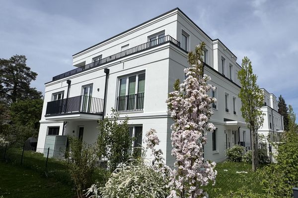 NEUWERTIGE VILLENWOHNUNG | SÜD/WEST | 2 BALKONE | GRÜNBLICK | EBK + MAẞ-EINBAUTEN + SMART HOME