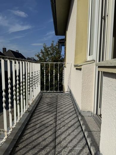 Чарівний будинок для кількох поколінь із потенціалом розвитку – kleiner Balkon zur Straßenseit