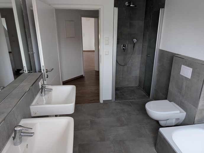 Traumhafte 3-Zimmerwohnung mit Blick zum Herkules – Badezimmer Bild 2