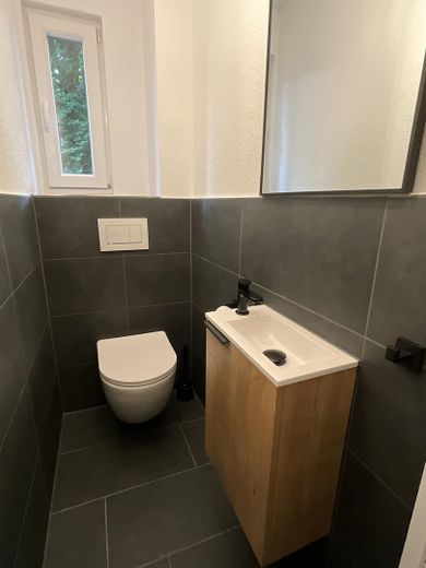 **SPRZEDAŻ PRYWATNA dom bliźniaczy / PIERWSZE ZASIEDLENIE po CAŁKOWITEJ RENOWACJI / nowa KUCHNIA NOBILIA / spokojna DZIELNICA MIESZKALNA** – Gäste-WC (EG)