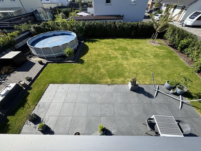 Blick vom Balkon in den Garten