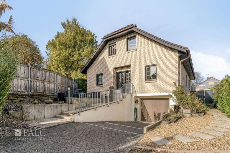 Ein Zuhause mit Zukunft - Familientraum mit Pool in Bergisch Gladbach-Hebborn – Garage im Haus