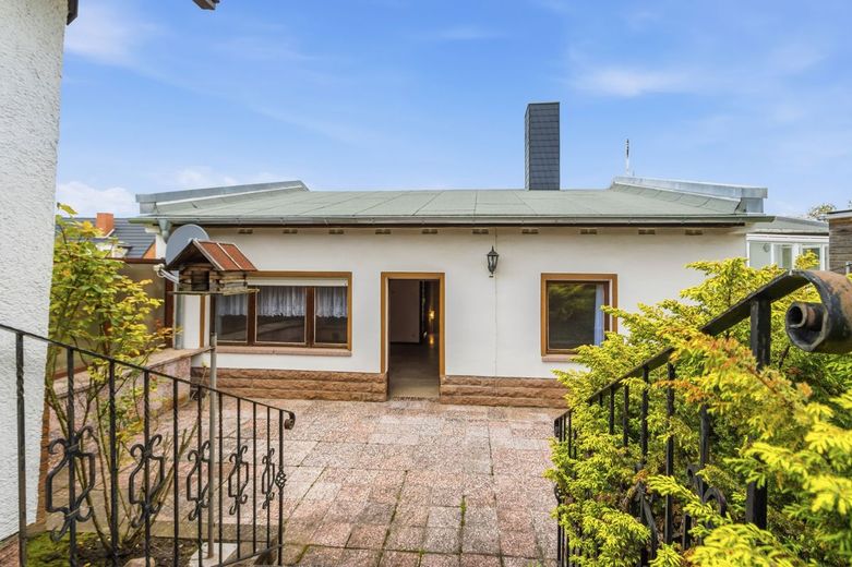 Handwerker aufgepasst! Einfamilienhaus mit Pool und Garage in Delitz am Berge – Ansicht Hinterfront Haus