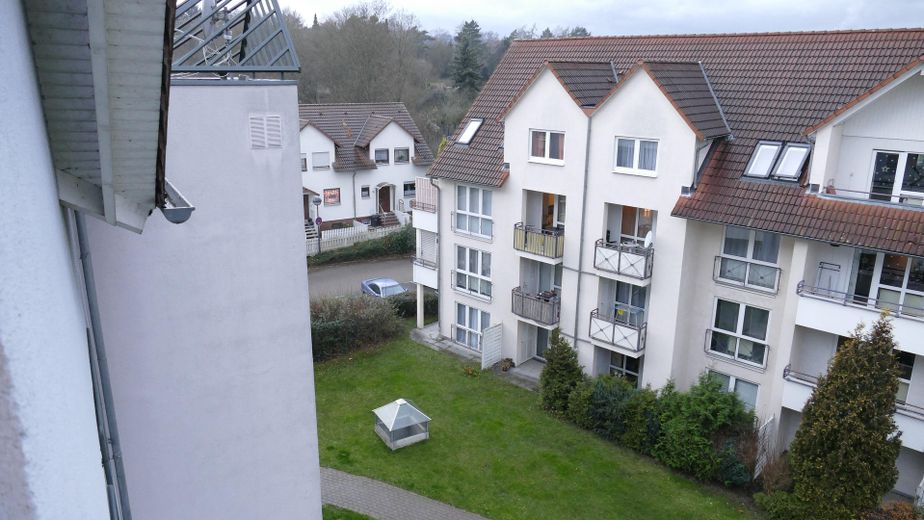 BEZUGSFREI ab 01.11.26: 4-Zi.-Maisonette (109m²) mit TG-Stellplatz & Balkon in Uni-Nähe! – Blick in den Innenhof