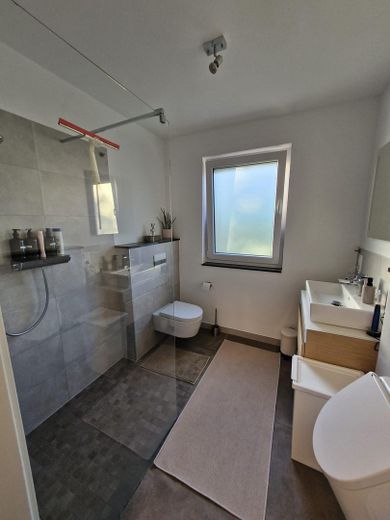 Moderne, großzügig geschnittene,lichtdurchflutete Wohnung in Architektenhaus – Bad