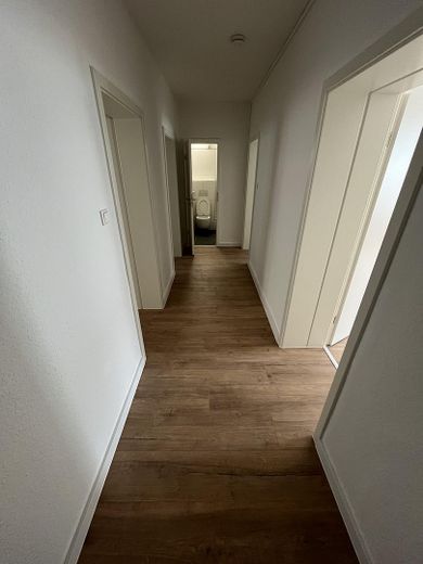 renovierte 3-Zimmer-Wohnung mit Balkon und bester Verkehrsanbindung – Musterfoto Flur