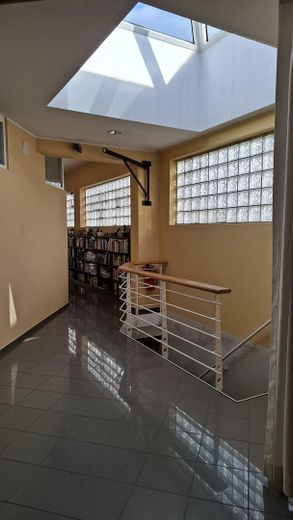 4 आवासीय इकाइयों वाली विशेष आवासीय संपत्ति – Flur der großen Wohnung