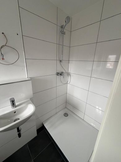Kernsanierte Etagenwohnung, 1ZKB, Erstbezug – Badezimmer