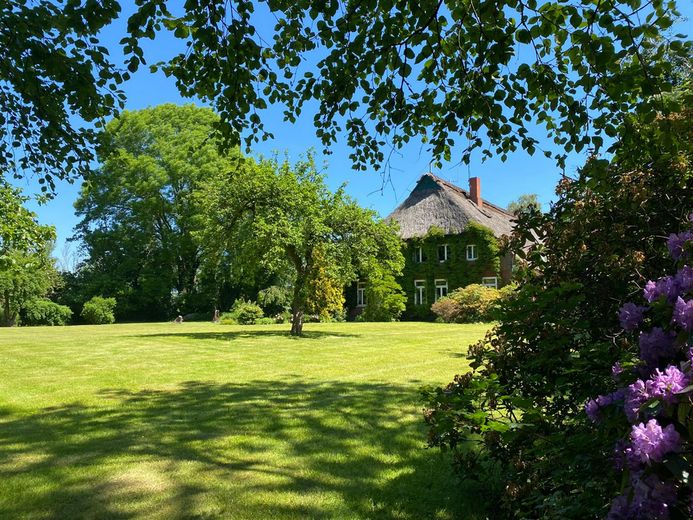 Großzügiges Anwesen unter Reet mit großem parkähnlichem Grundstück - vielseitig nutzbar. – Blick auf das Haus von hinten
