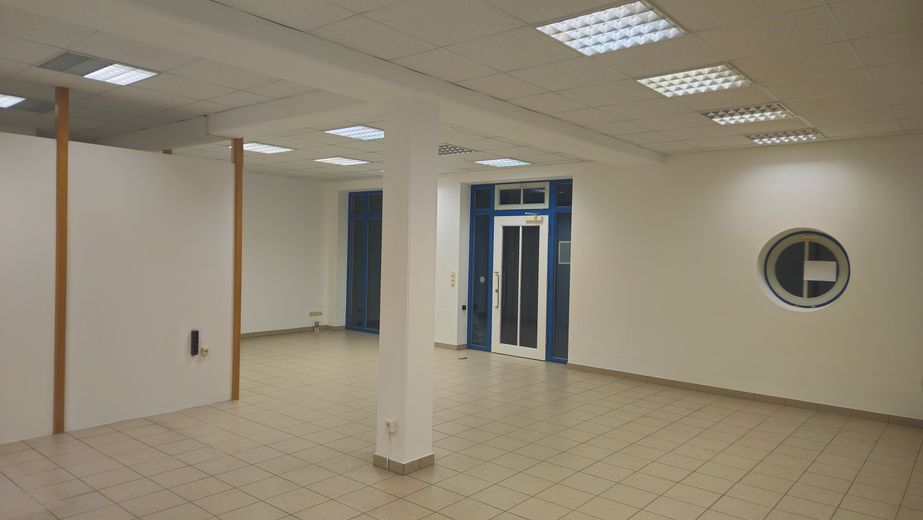 Helles Büro oder Handelsfläche mit 3 Stellplätzen – Raum von innen