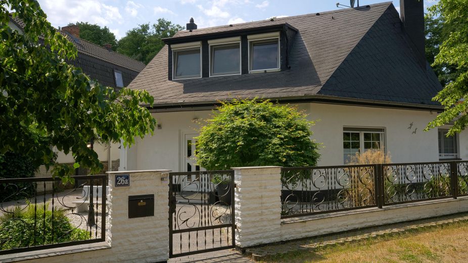 Traumhaus direkt am See mit eigenem Steg in der Natur – Ansicht von der Straße