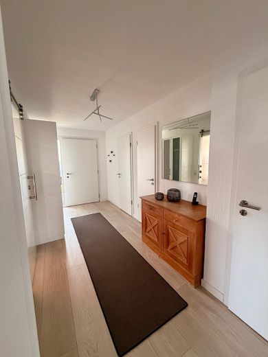 Bliźniak z dużym ogrodem w spokojnej ślepej uliczce – Flur Erdgeschoss